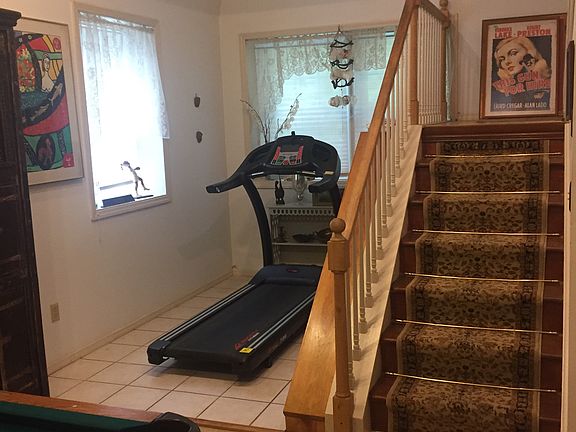 Stairs to lower finished level