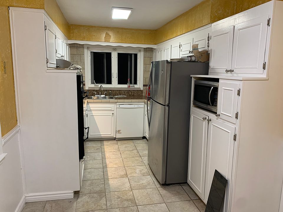 1st image of 11 Regina Pl Floor 3