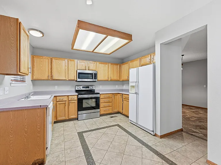 17624 Peyton Dr — Photo 12