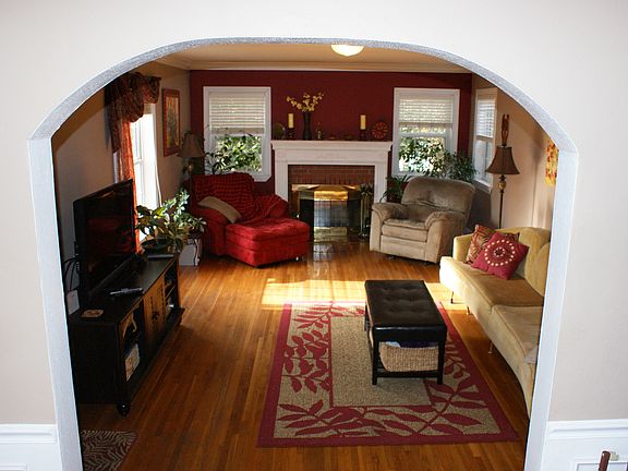 large livingroom w fireplace