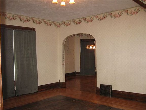 4th image of 212 Goodhue St