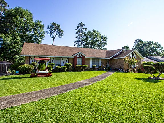 3rd image of 3205 Rosewood Dr
