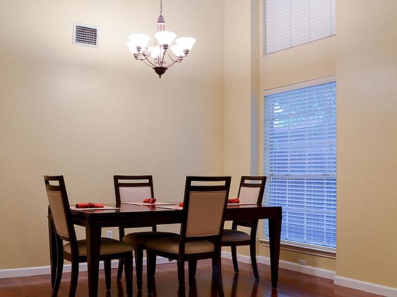 Dinning area w/high ceilings
