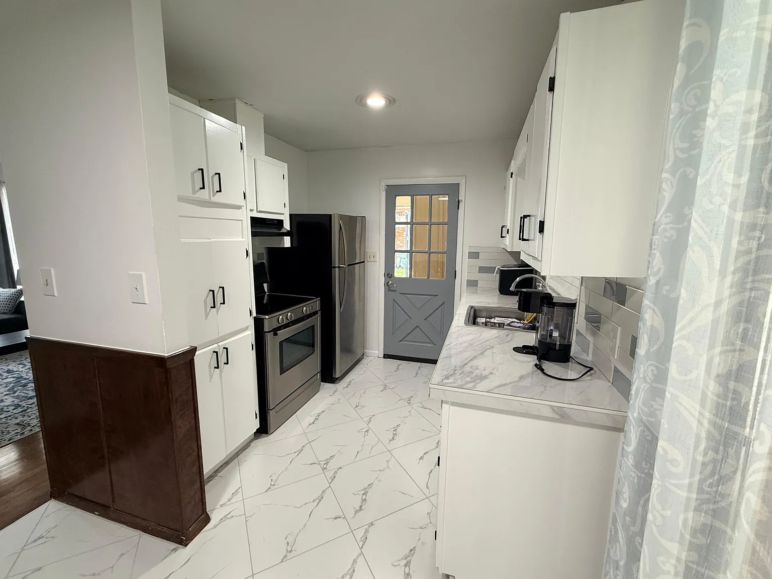 3 bed, 2.0 bath, 2700 sqft, $1,624 — Photo 3