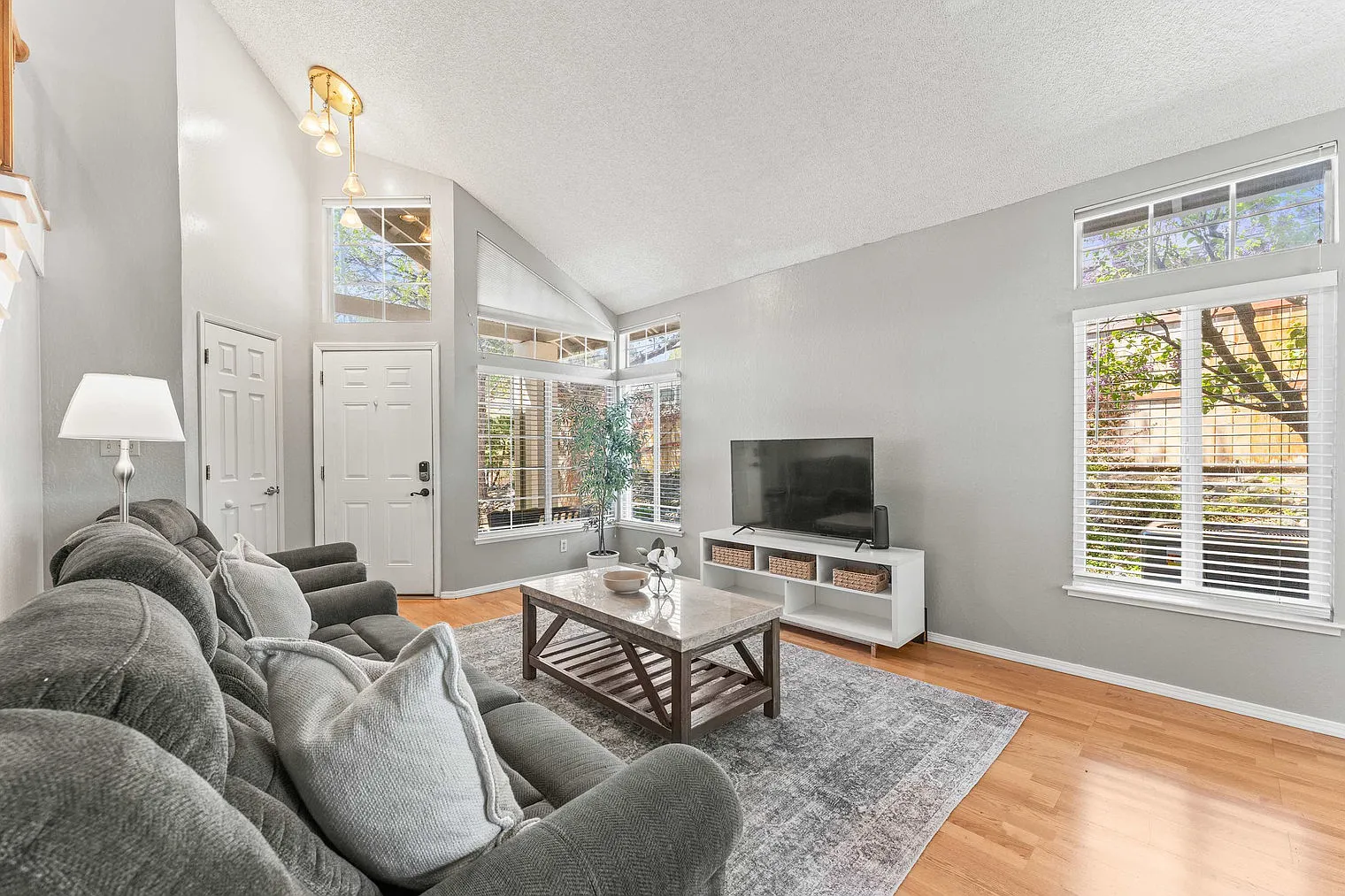3 bed, 2.0 bath, 1679 sqft, $7,961 — Photo 4
