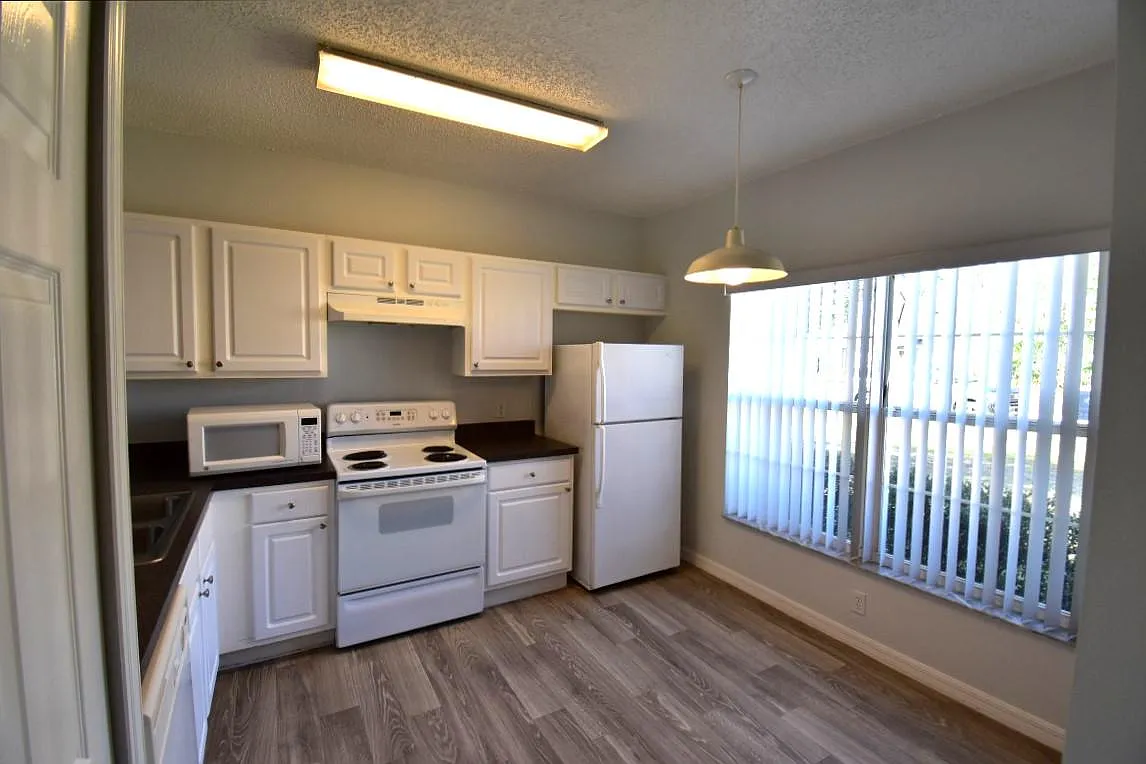 3 bed, 1182 sqft, $1,575 — Photo 3