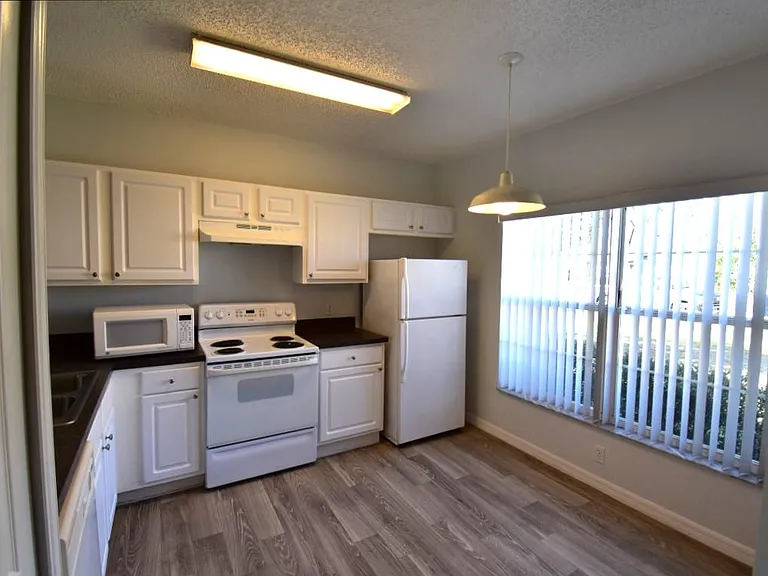 553 Hummingbird Ct — Photo 3