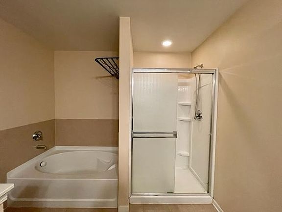 2nd image of 540 Grosvenor Ln
