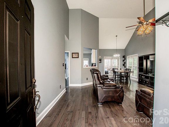 5th image of 225 Delview Dr