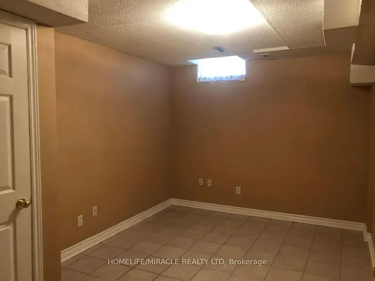 2999 Valcourt Cres — Photo 7