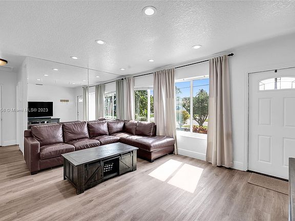 5th image of 1910 SW 23rd Ave