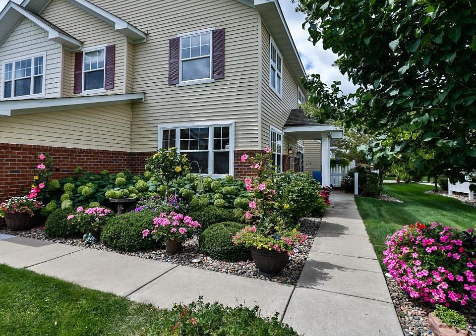 Beautiful Townhome in Lakeville.  End Unit with great curb appeal.