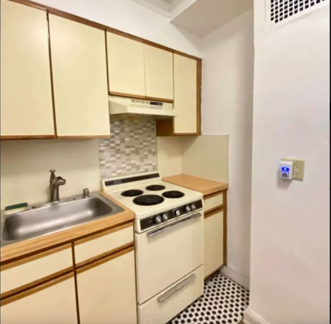 130 Bayridge Parkway — Photo 1
