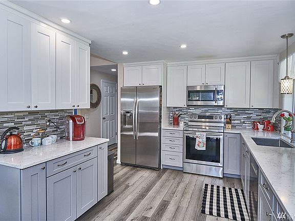 Completely updated kitchen with quartz counters