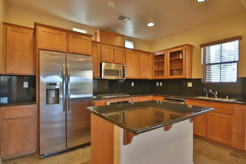 3 bed, 3.5 bath, 1498 sqft, $4,100 — Photo 3