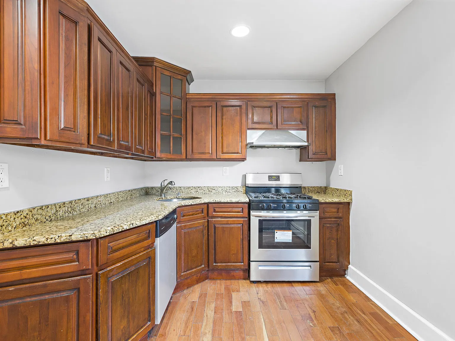 2 bed, 1.0 bath, $2,350 — Photo 2