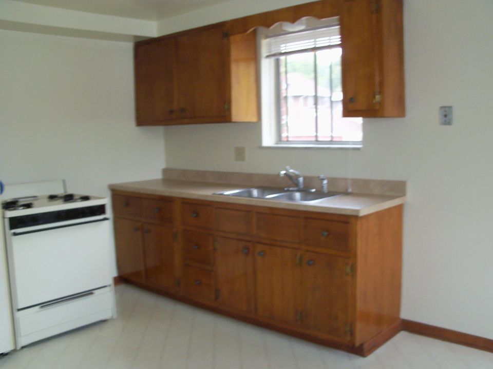 2nd image of 135 Grant St APT 4