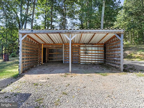 3rd image of 867 Mason Rd