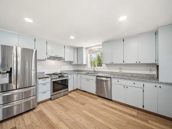 3890 NW 25th St, Redmond, OR 97756