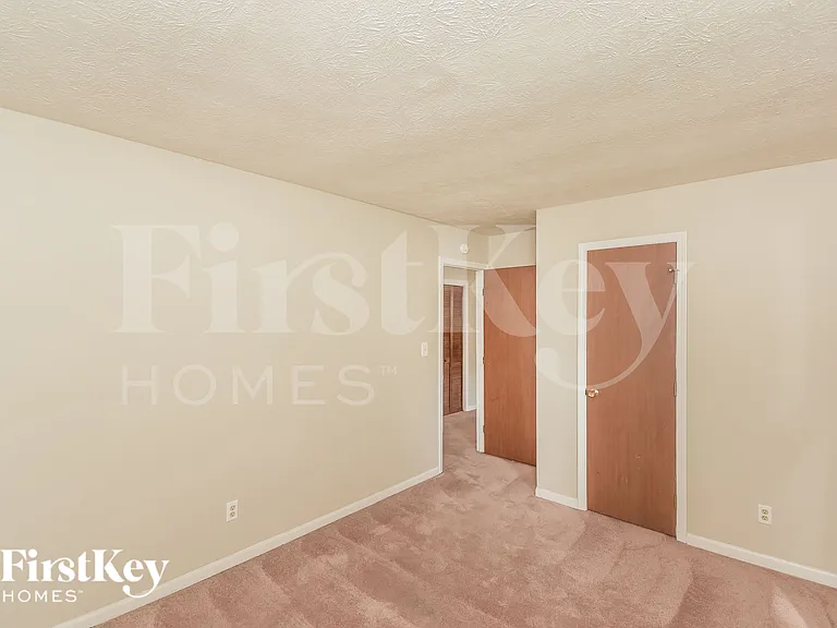 5691 Dobbs Ferry Dr — Photo 10