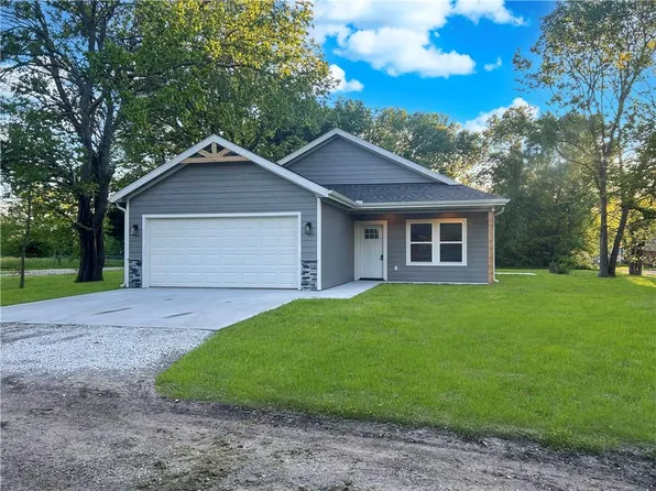 700 Saint Charles St, Holden, MO 64040