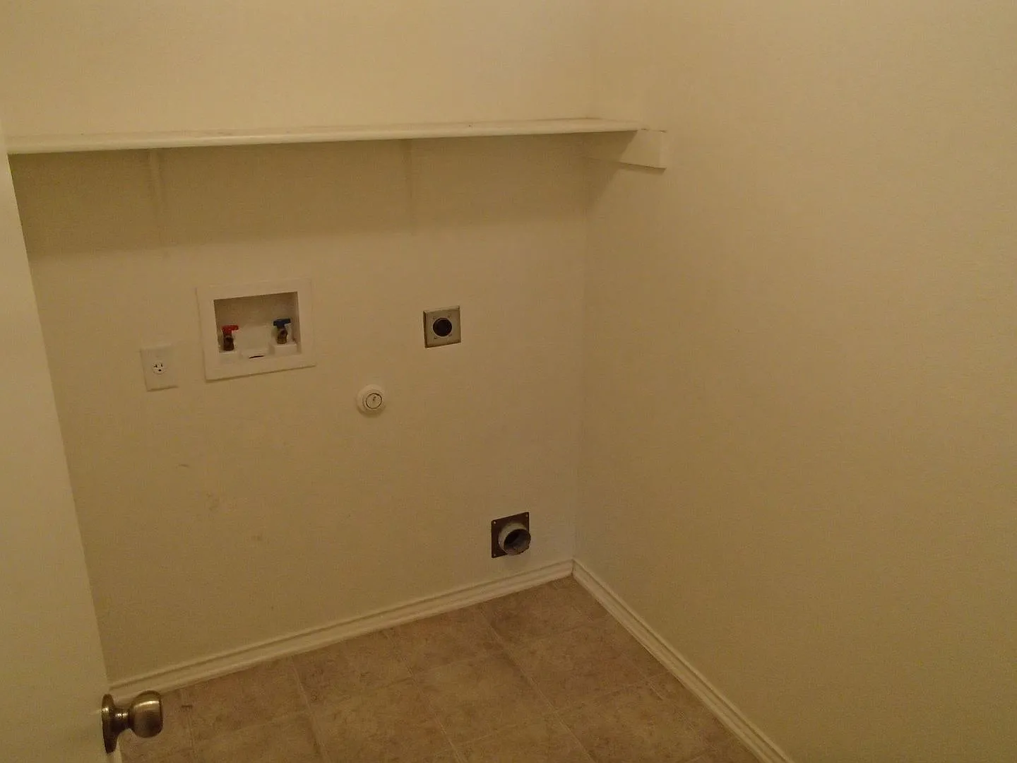 3 Bedroom 2 Bathroom Georgetown Home — Photo 3