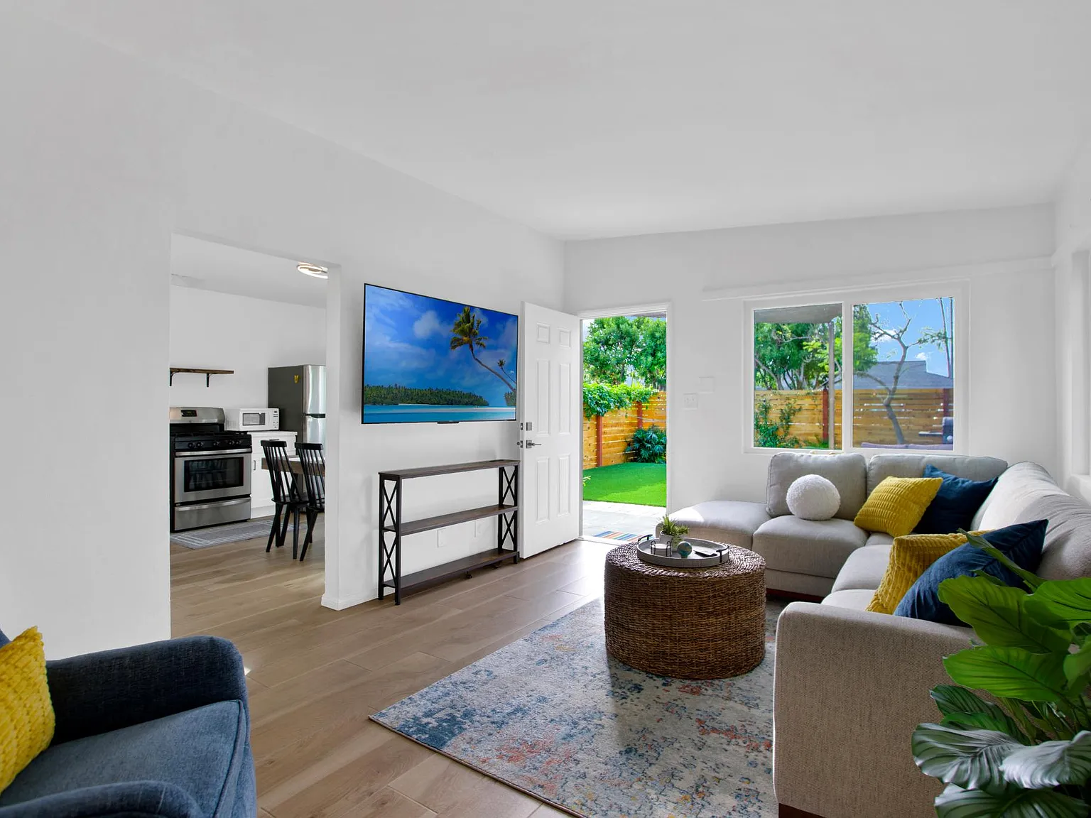 1153 Aloha Dr — Photo 2