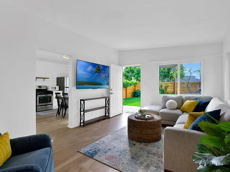 1153 Aloha Dr — Photo 2