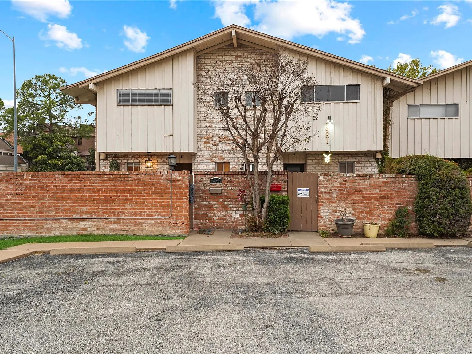 2 bed, 1.5 bath, 1188 sqft, $2,200 — Photo 2