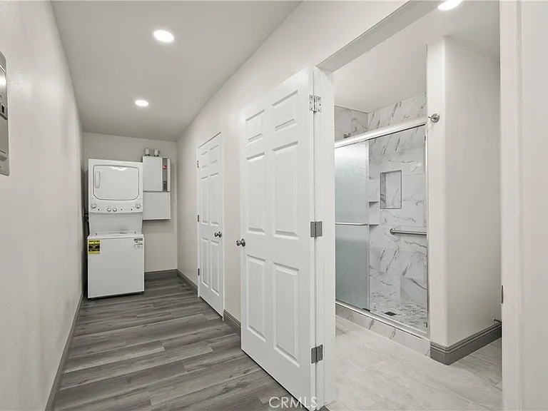 14335 Hamlin St — Photo 37