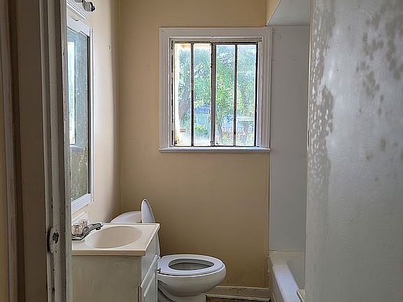 4th image of 841 Singapore Dr