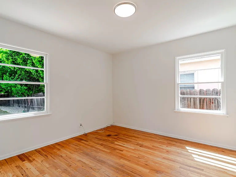 4950 Newcastle Ave — Photo 17