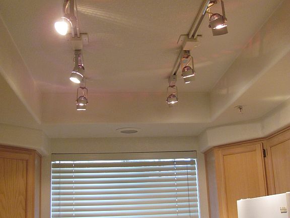 Hallogen lighting kitchen