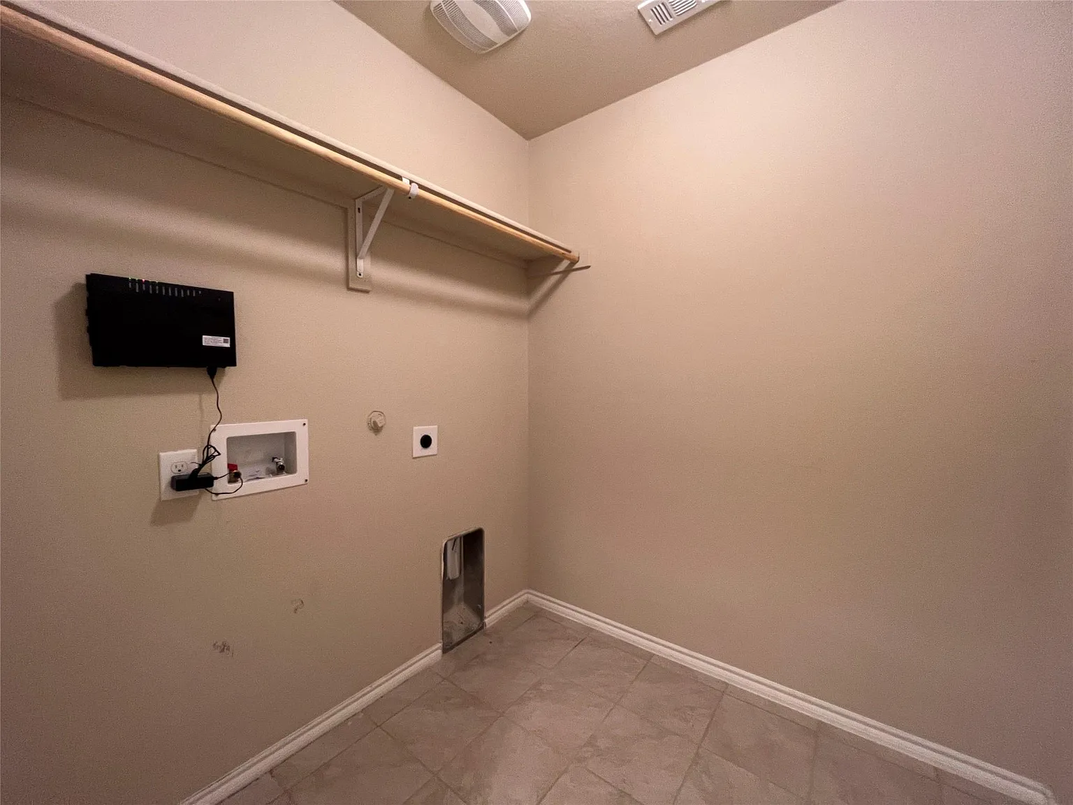 4 bed, 1587 sqft, $1,800 — Photo 2