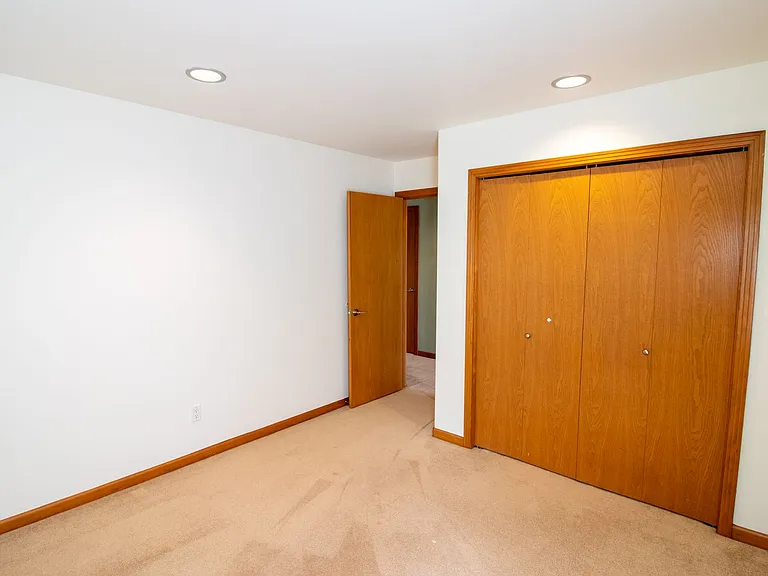 15831 SE 45th St — Photo 32