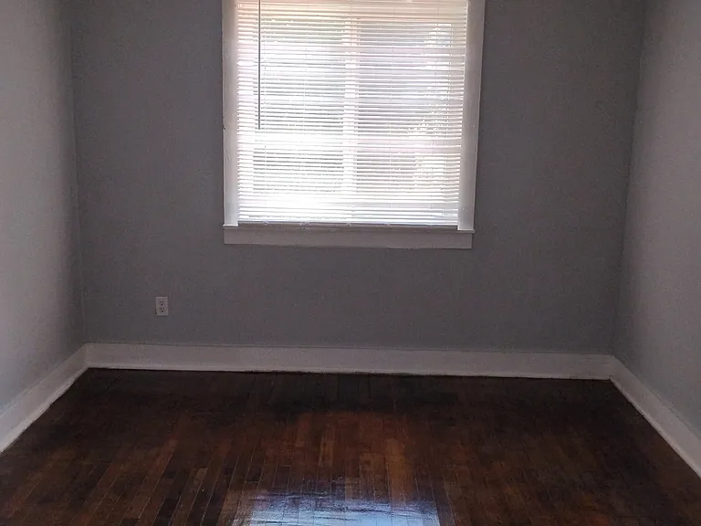 1706 Louise St — Photo 2