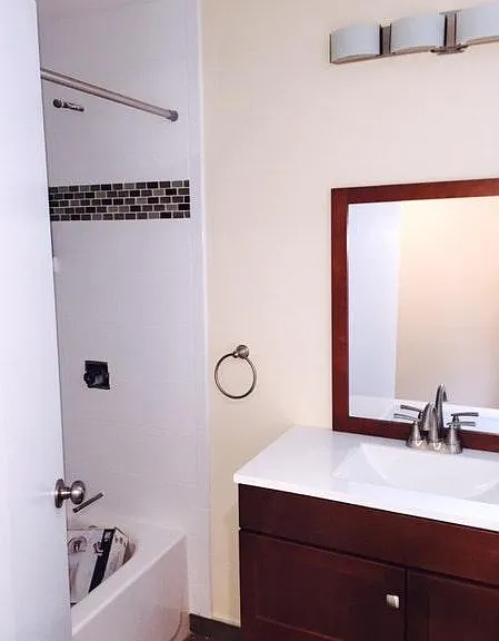 328 E Broadway — Photo 12