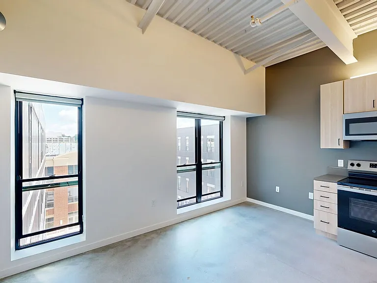 418 East Grand — Photo 45