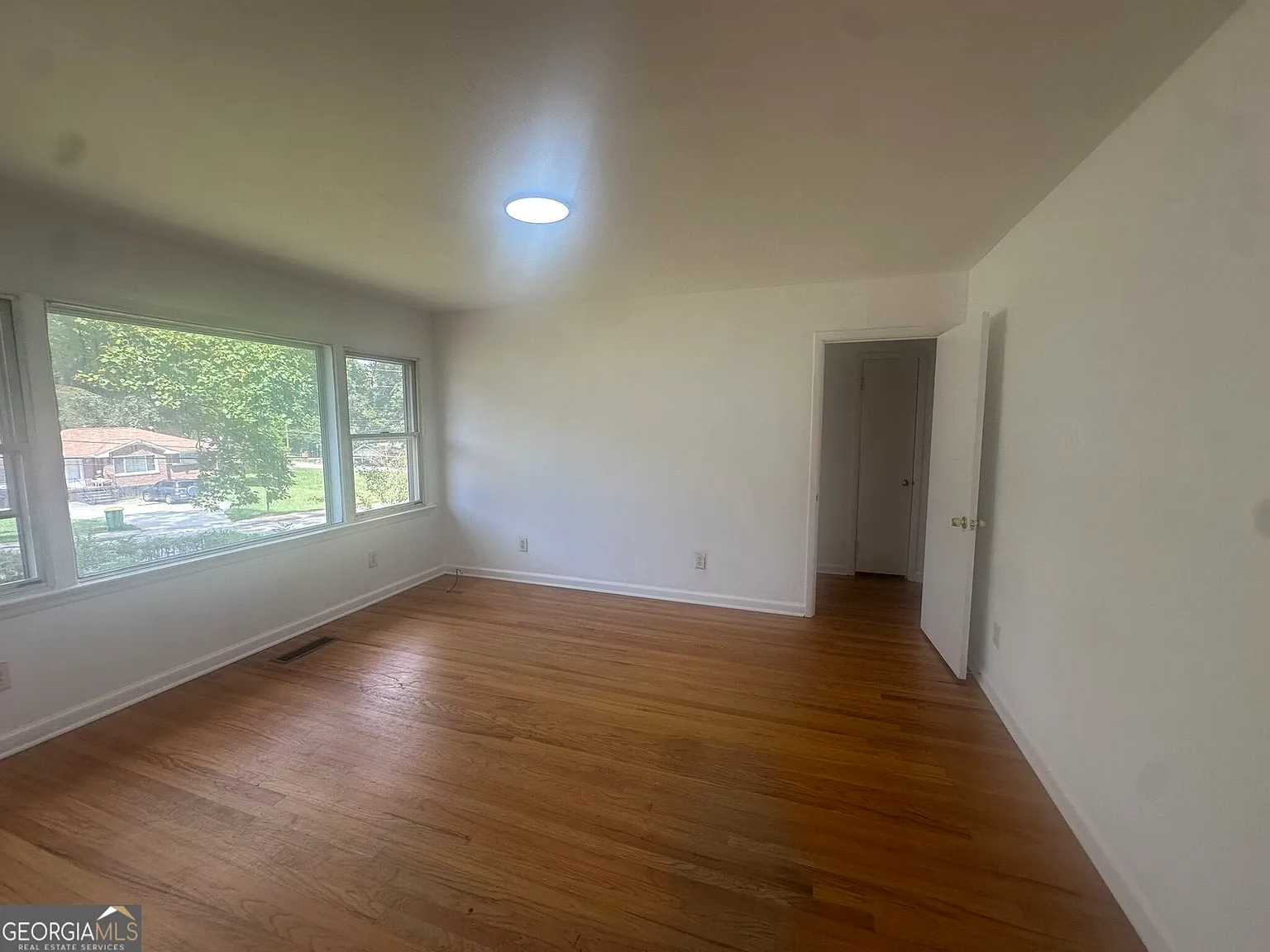 3 bed, 1.0 bath, 951 sqft, $1,100 — Photo 4