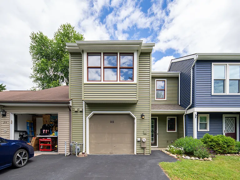 22 Lexington Dr — Photo 1
