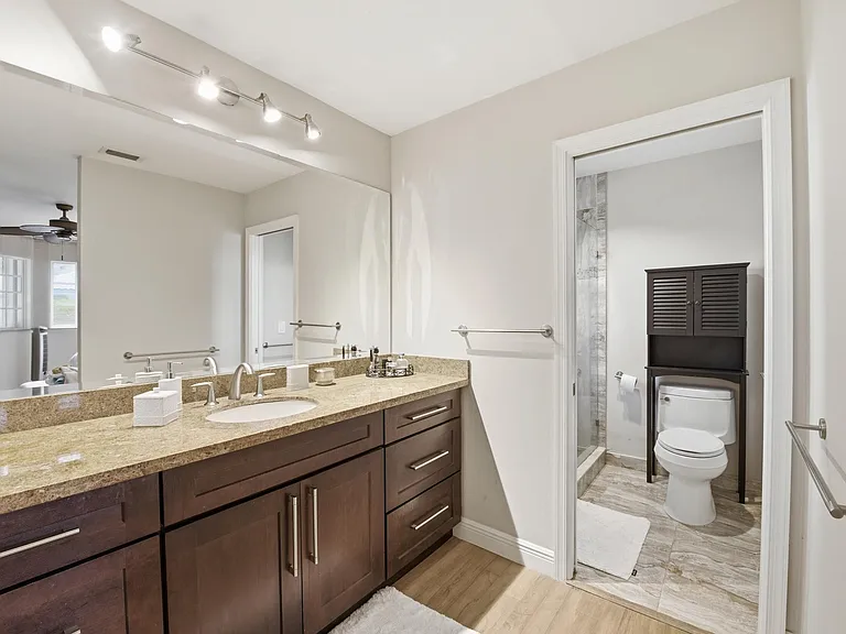 917 NE 3rd St #9 — Photo 15