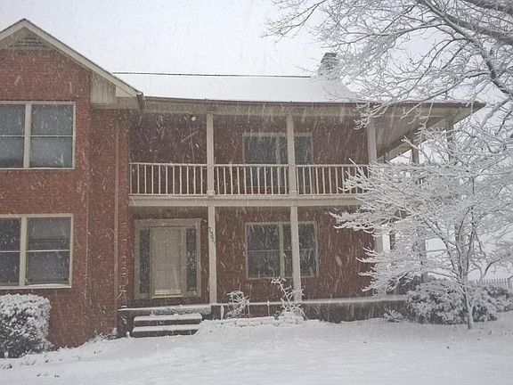 cozy in winter w/2 fireplaces!