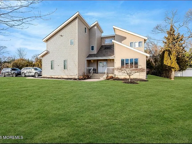 28 Musket Ln — Photo 2