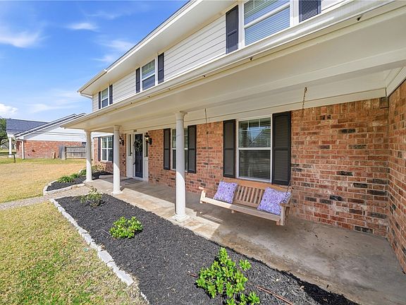 3rd image of 2105 Briar Oaks Dr