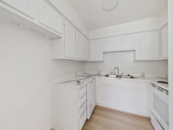 5th image of 700 Lyle West Ave #B