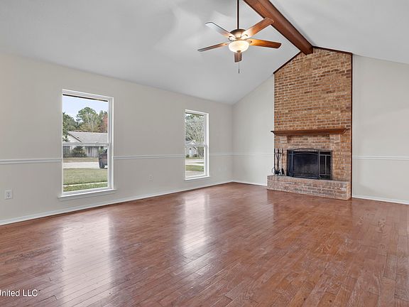 3rd image of 15081 Parkwood Dr N