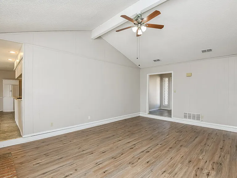 7528 Beckwood Dr — Photo 3