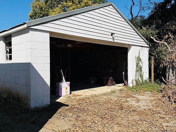 3rd image of 123 E 9th St