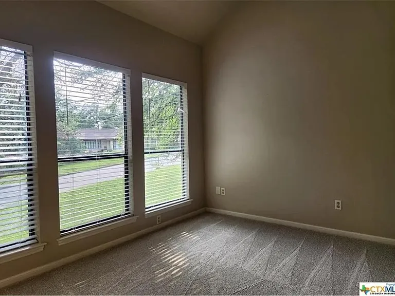305 Forest Dr — Photo 6
