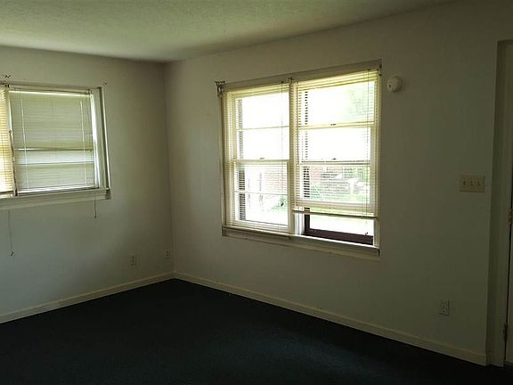 5th image of 302 Coombs Dr